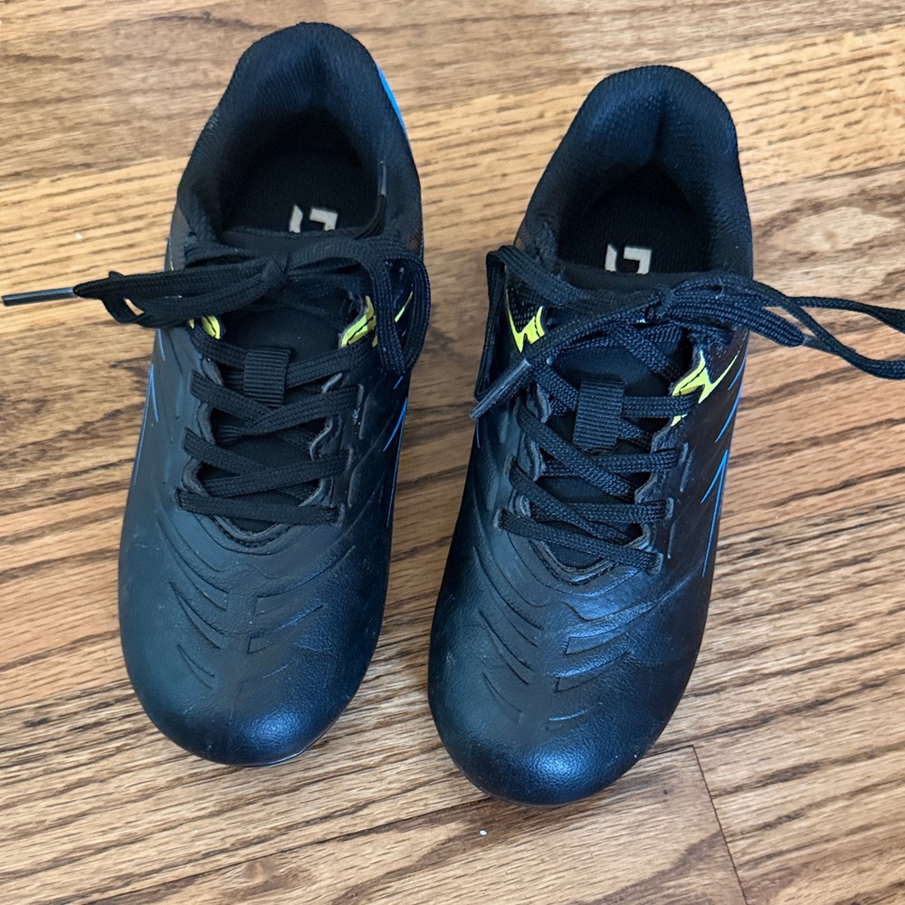 DSG Black Youth Soccer Cleats (size 11 little kids)